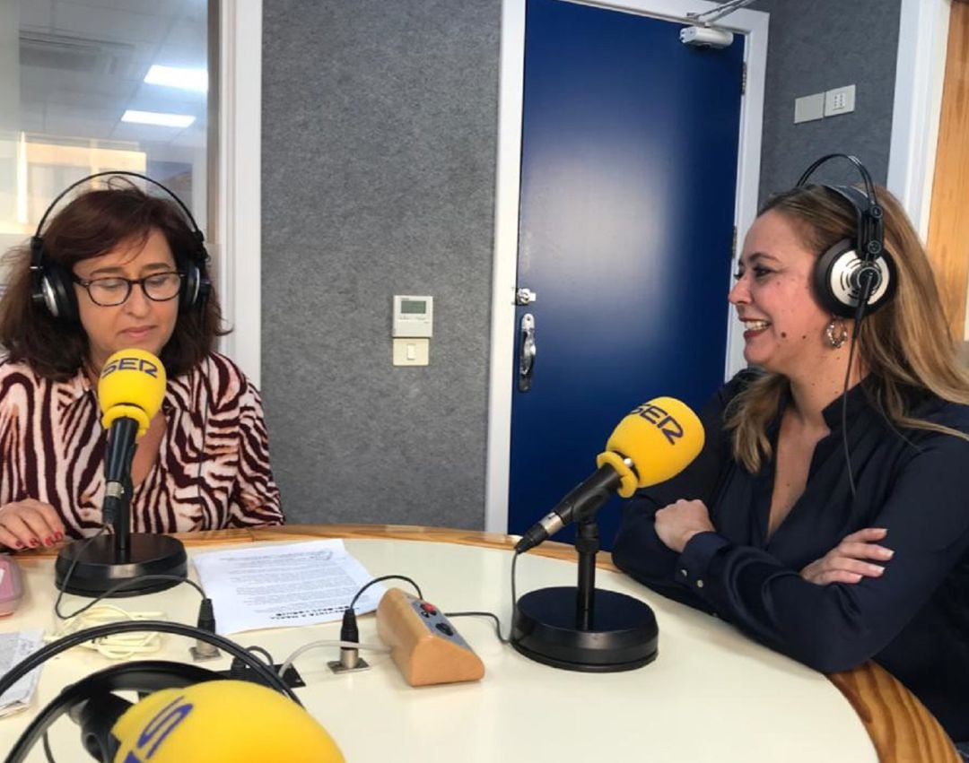 La presidenta del Cabildo de Lanzarote, María Dolores Corujo, junto a la directora de contenios de la SER en Canarias, Marta Cantero