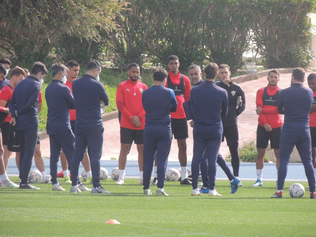 Charla de José Gomes a la plantilla para iniciar el entrenamiento.