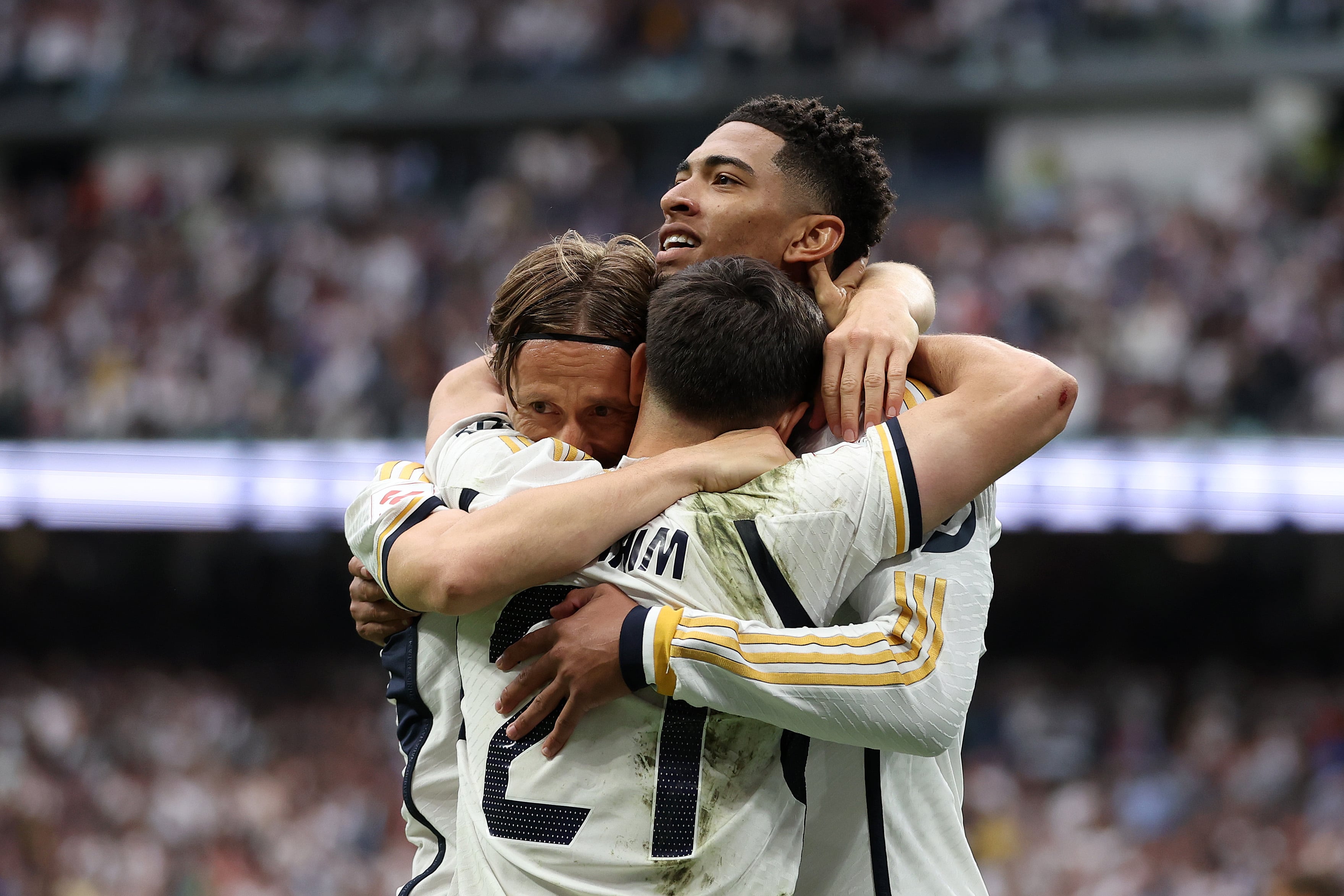 Jude Bellingham celebra su gol con Modric y Brahim.