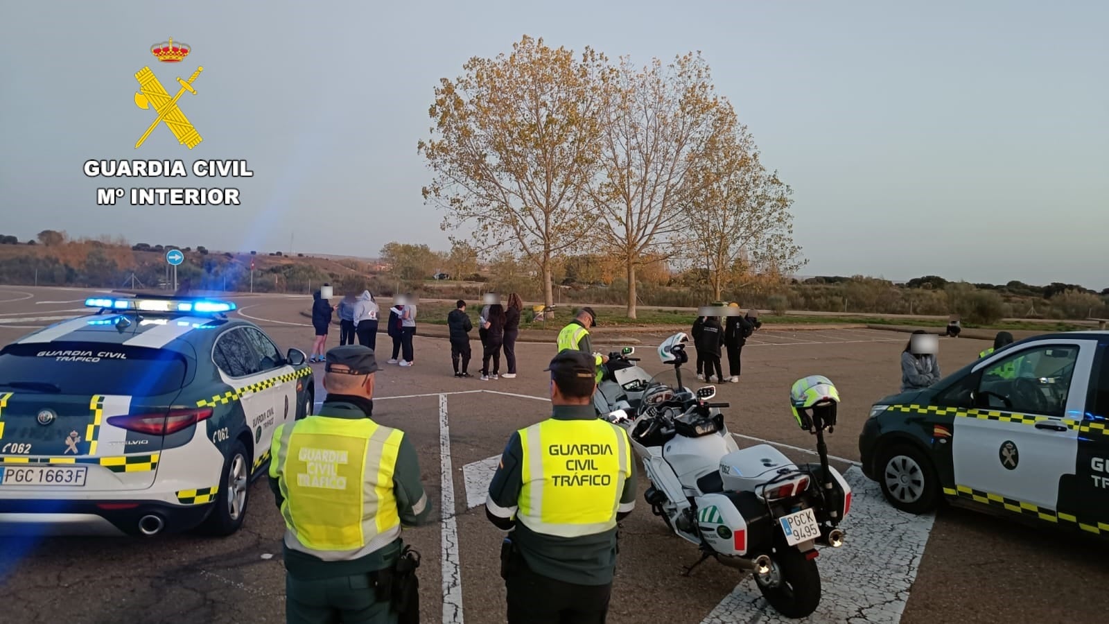 Momento en el que los agentes interceptaron al conductor en Ardón