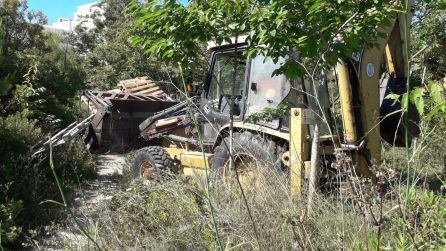 La excavadora retirando los residuos