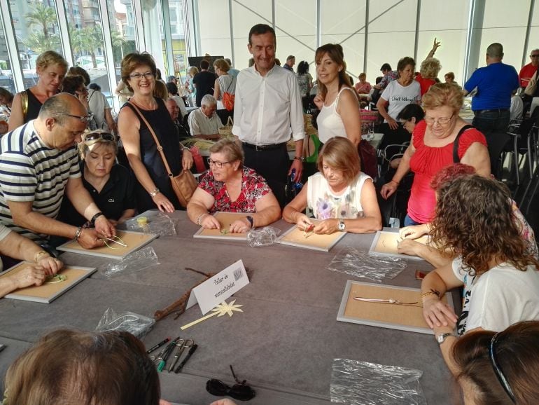 El alcalde y la concejala de Bienestar Social en la clausura de los talleres