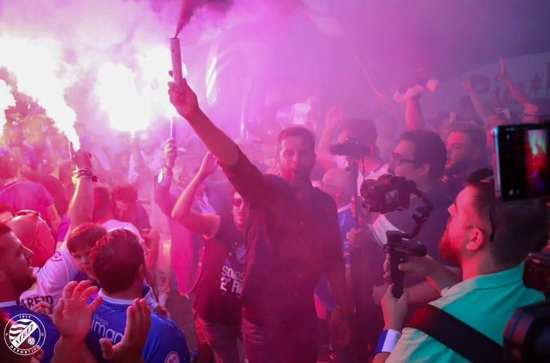 El técnico David Sánchez, recibido como un héroe el domingo en Jerez