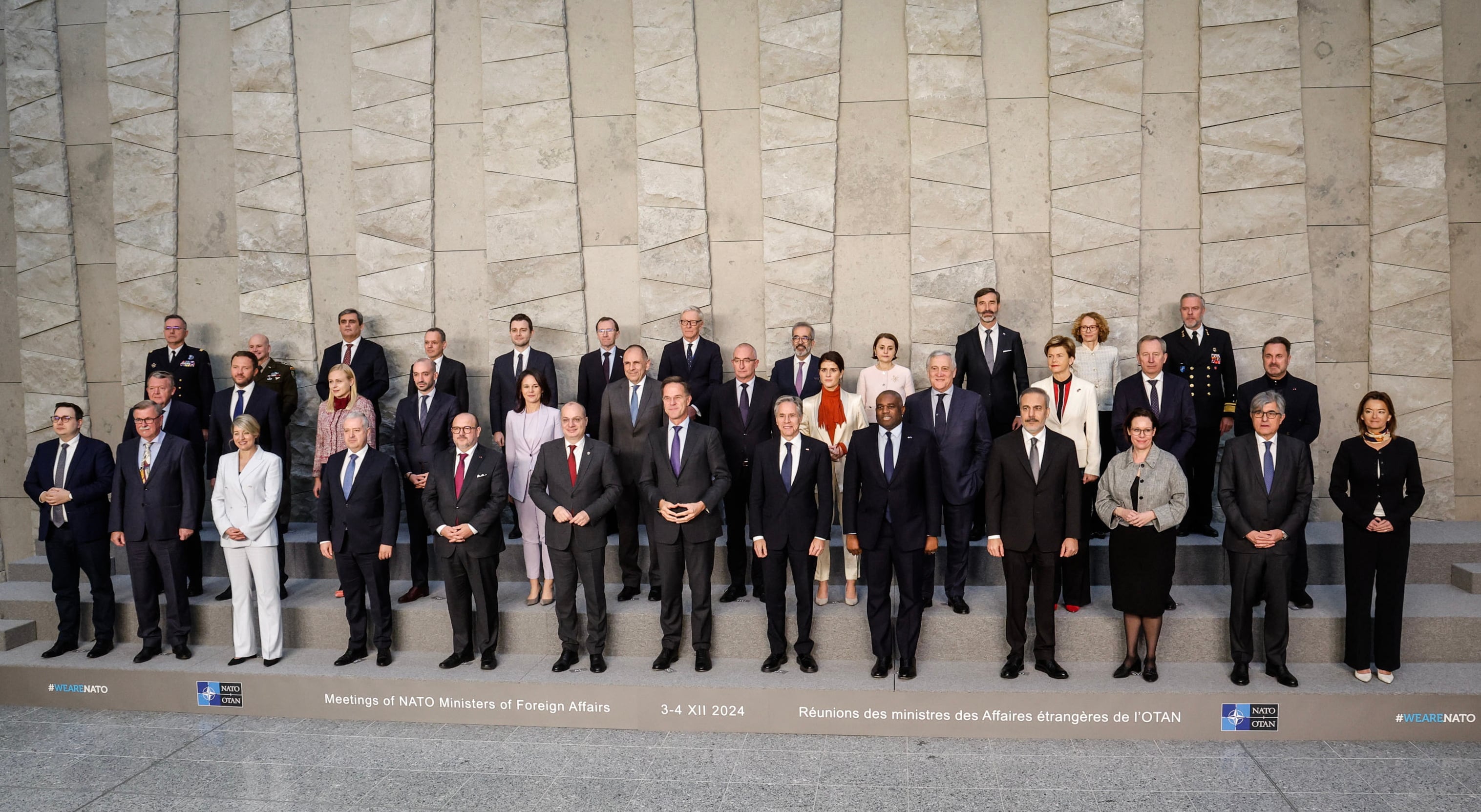 Foto de familia de los ministros de Exteriores de la OTAN en el cuartel general de la Alianza Atlántica en Bruselas (Bélgica).