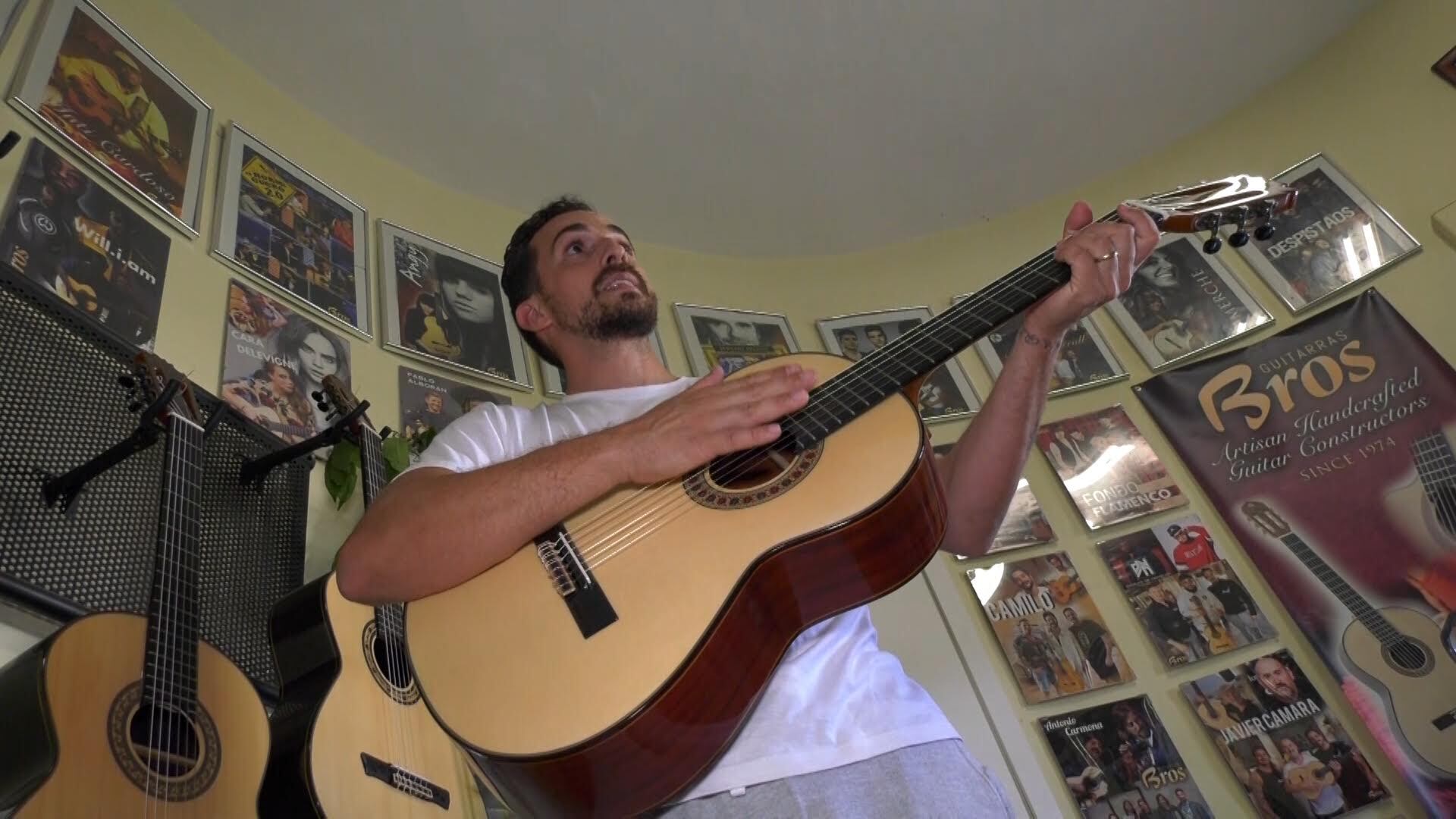 Adam Broseta, nieto del fundador de Guitarras Bros, una pequeña tienda de Gata de Gorgos (Alicante) con casi medio siglo de vida y actual propietario del establecimiento, con la guitarra española encargada por el cantante británico Mick Jagger, líder de The Rolling Stones