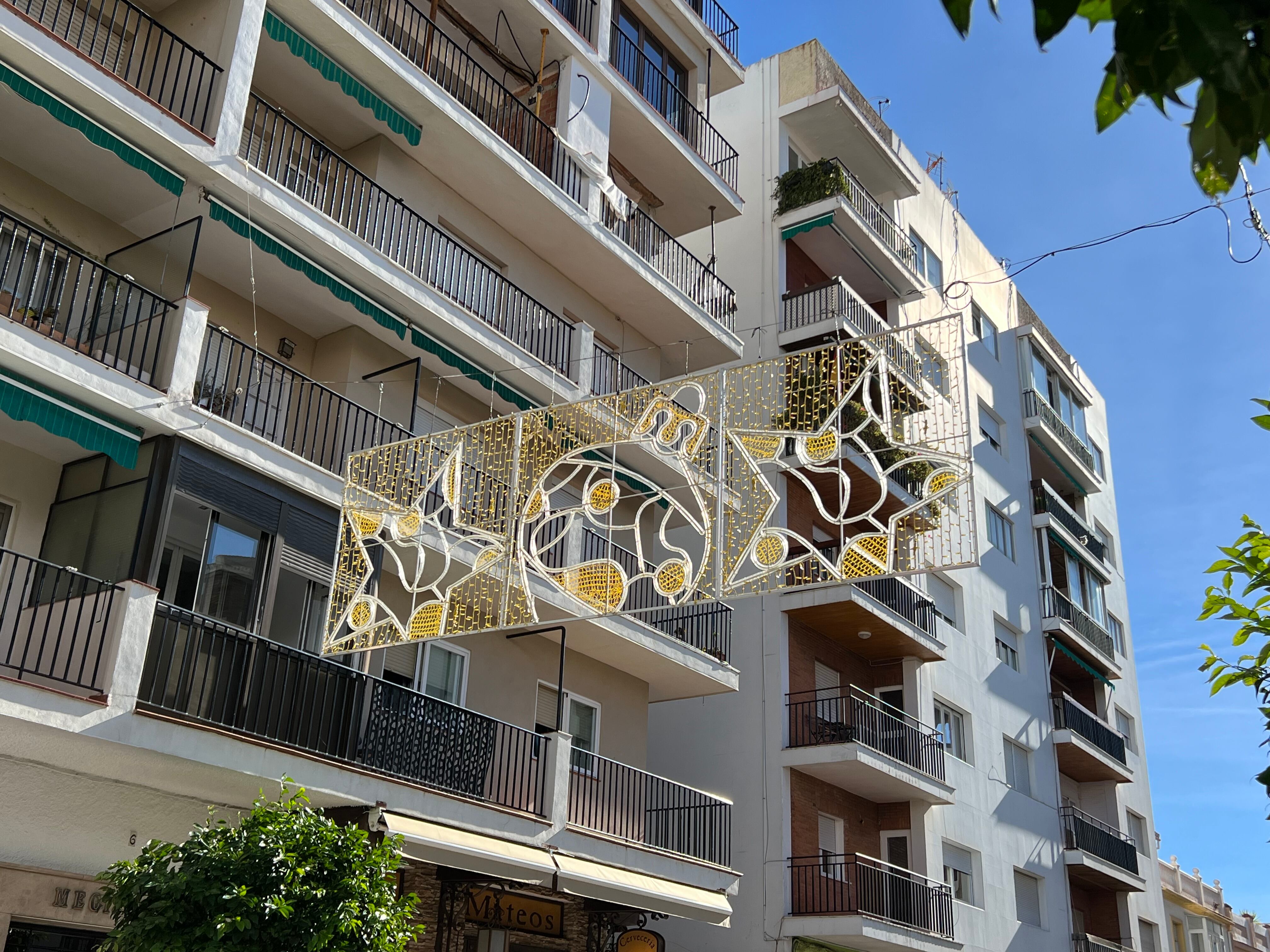 Iluminaciones Flores se encarga de la instalación de los decorados navideños luminosos