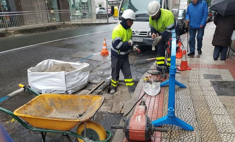 Operarios trabajan en el punto de suministro eléctrico.