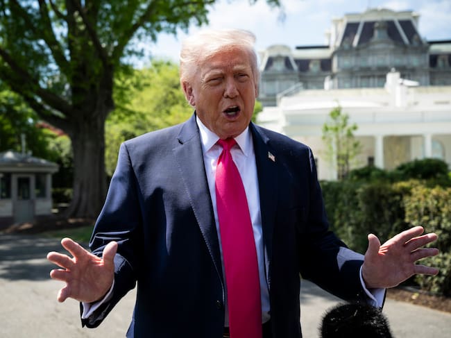 Fotografía del 16 de abril de 2026 del presidente de los Estados Unidos, Donald Trump, hablando con periodistas en el jardín sur de la Casa Blanca en Washington