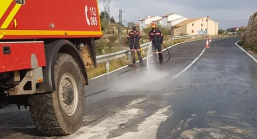 Al lugar han acudido también efectivos de la Guardia Civil para indicar la ruta alternativas a los conductores