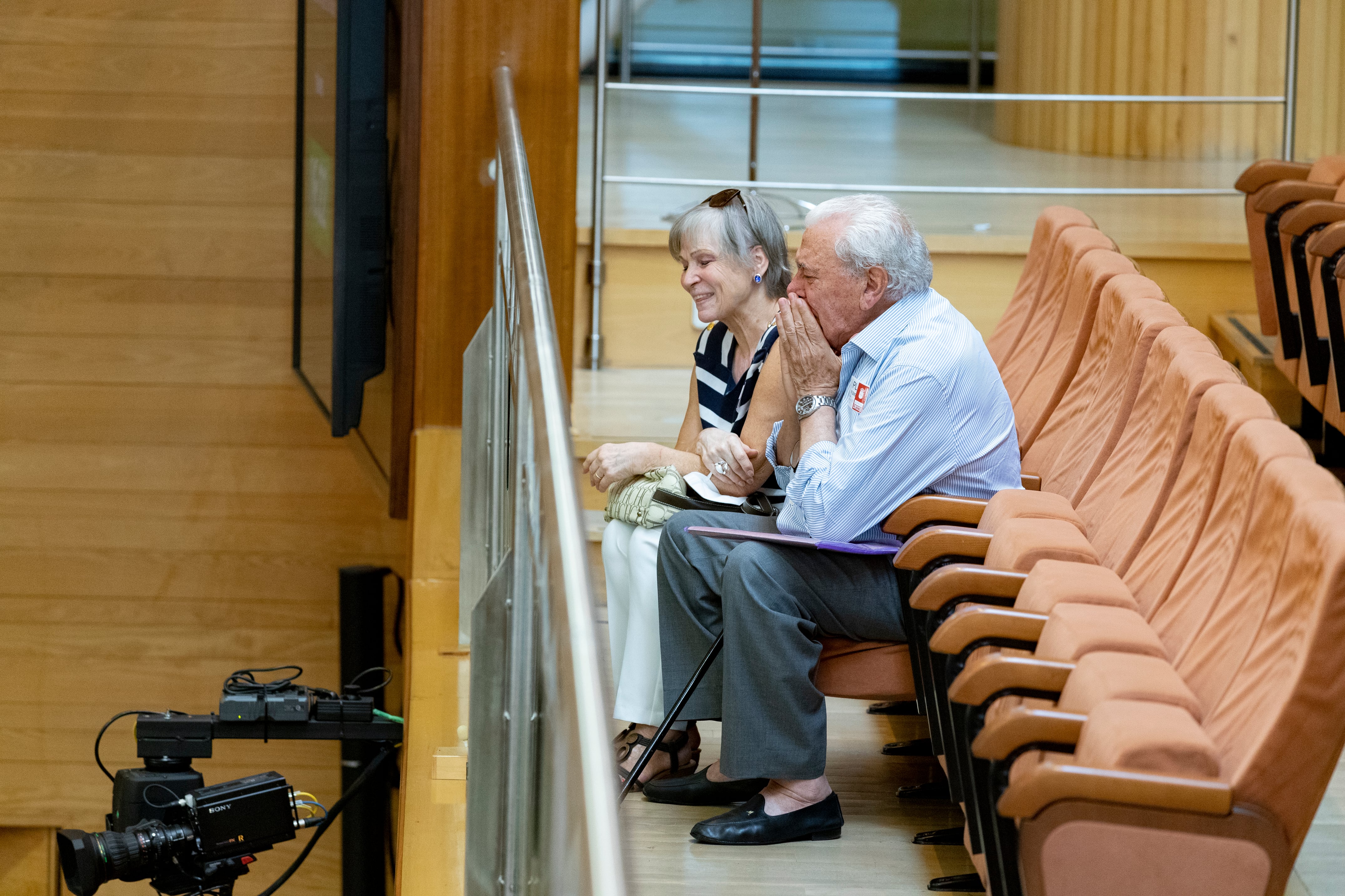 Tomás Plaza, residente de 82 años, emocionado en la Asamblea de Madrid tras recibir el aplauso de diputados del PSOE, Más Madrid y Unidas Podemos.