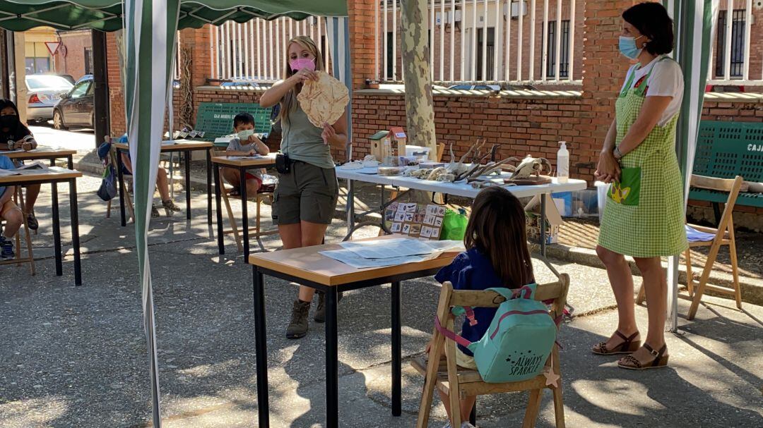 Los niños atienden atentamente las explicaciones de Abubilla Ecoturismo