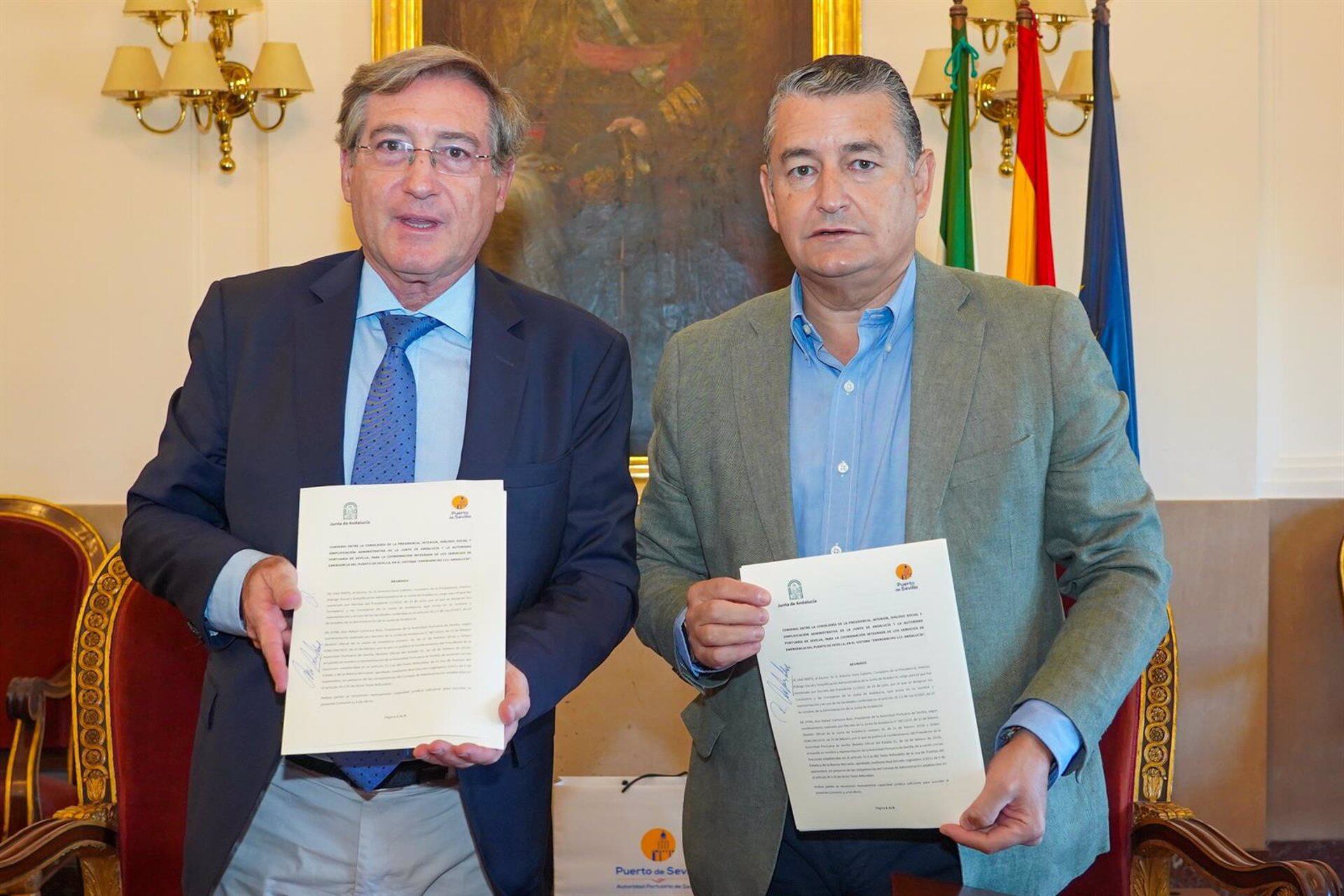 30/08/2023 El presidente de la Autoridad Portuaria de Sevilla, Rafael Carmona, y el consejero de la Presidencia, Antonio Sanz, este miércoles tras la firma del convenio para integrar el puerto en el Servicio de Emergencias 112.
POLITICA ESPAÑA EUROPA ANDALUCÍA
FRANCISCO J. OLMO/EUROPA PRESS
