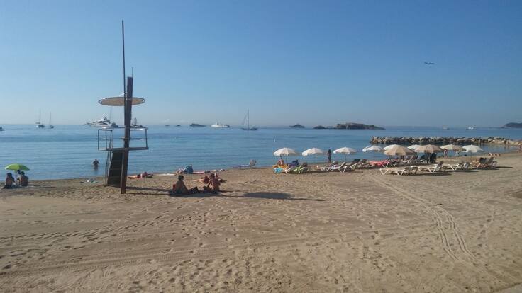 Los ayuntamientos ibicencos se preparan 'a ciegas' para la vuelta a las playas el lunes