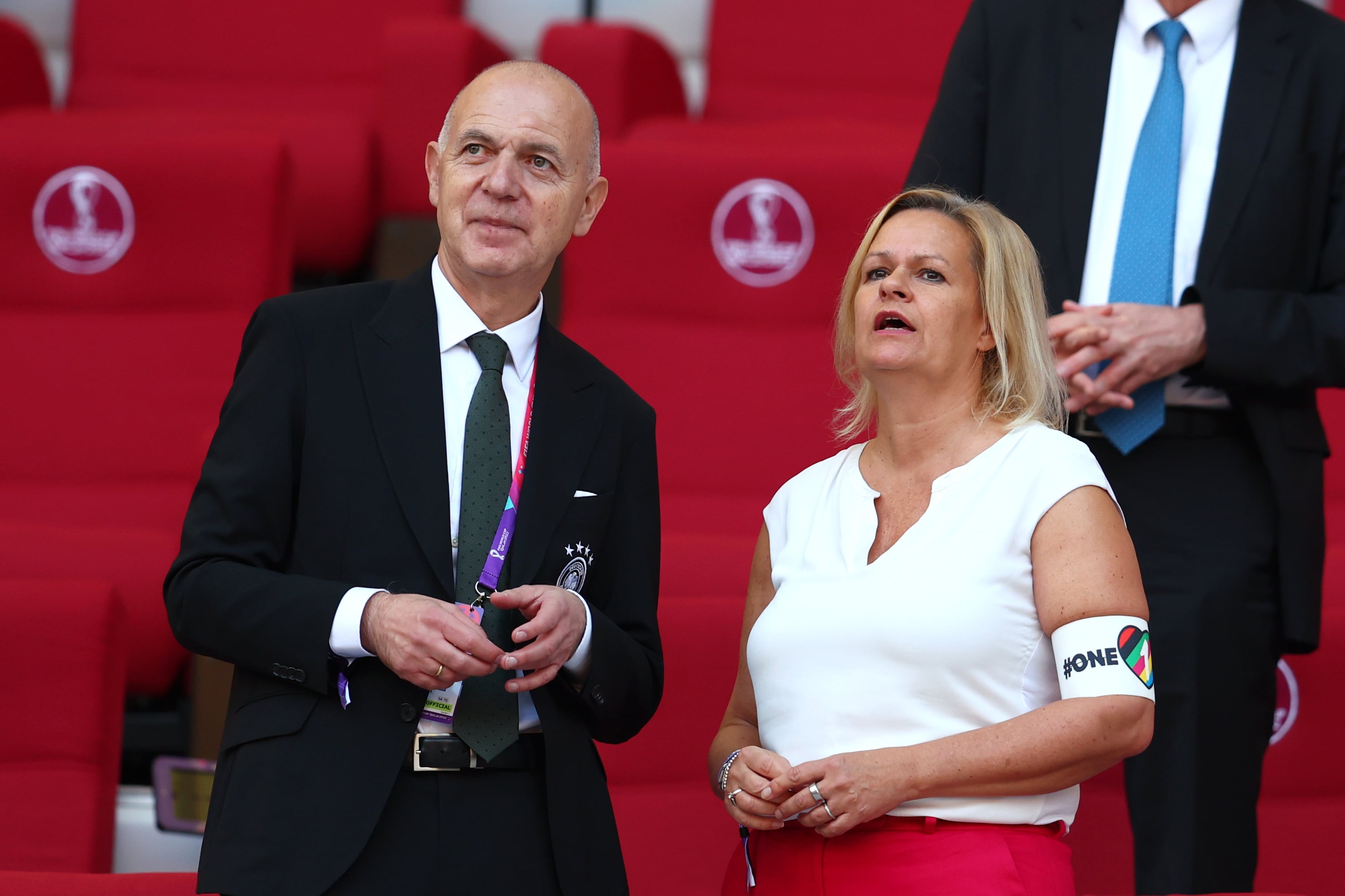 Nancy Faeser, ministra del Interior alemana, junto al presidente de la Asociación alemana de fútbol