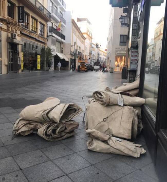 Colocación de los toldos en calles del Centro de Sevilla