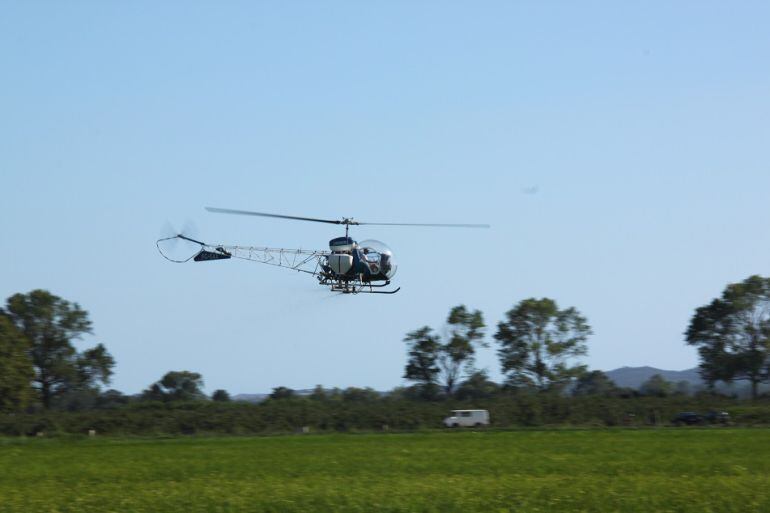 L&#039;helicòpter, ahir a la tarda en plena feina.