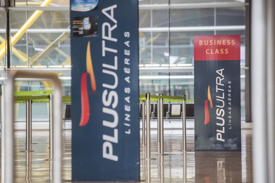 Un panel muestra información sobre vuelos de la aerolínea Plus Ultra, en el aeropuerto de Madrid - Barajas Adolfo Suárez.