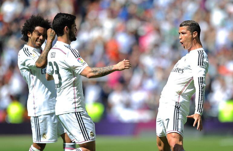 Cristiano Ronaldo celebra su gol ante el Eibar junto a Isco y Marcelo