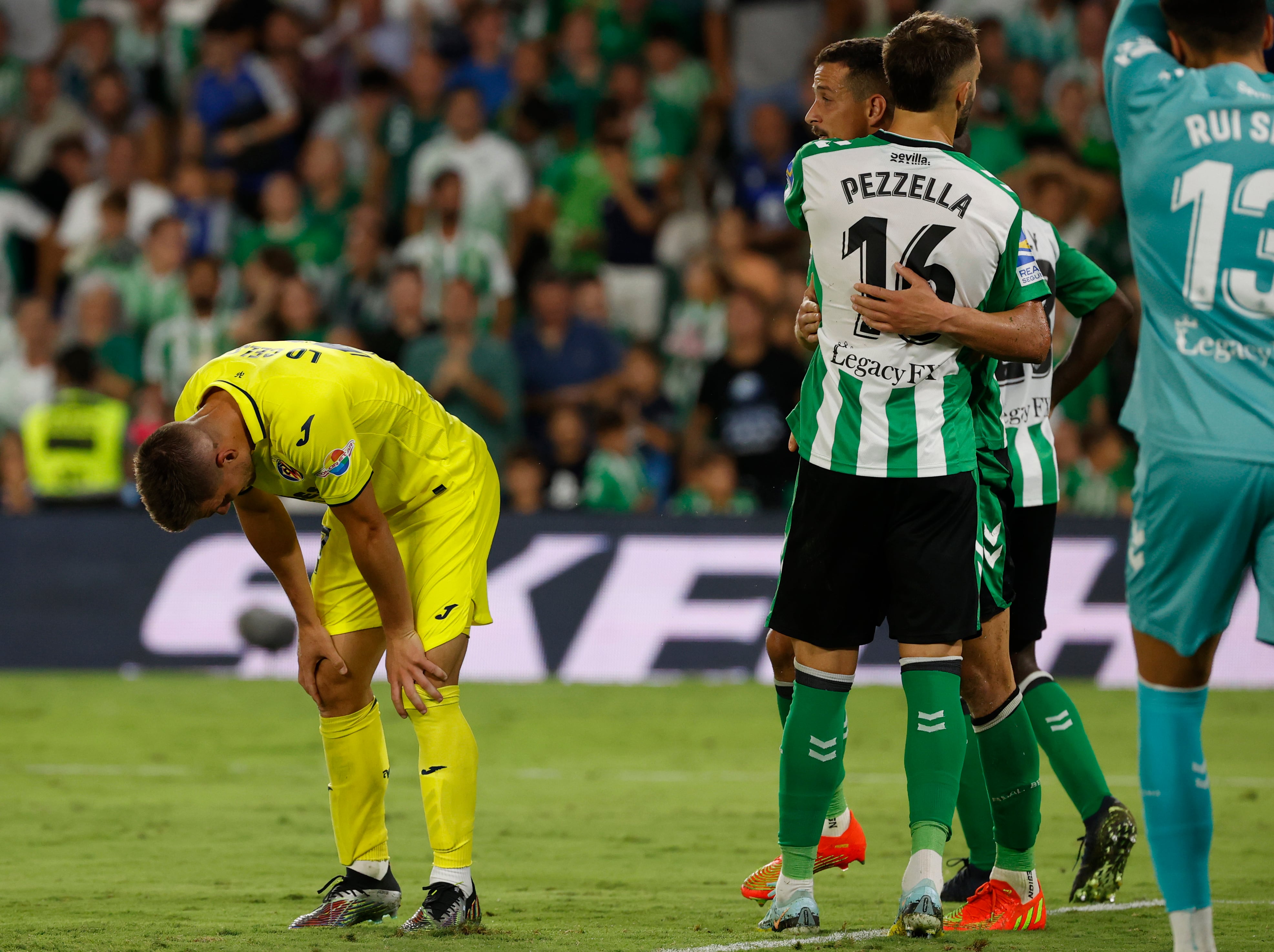 SEVILLA, 11/09/2022.- Los jugadores del Betis Germán Pezzella y Luiz Felipe celebran la victoria tras el partido de la quinta jornada de Liga en Primera División que Betis y Villarreal disputaron hoy domingo en el estadio Benito Villamarín, en Sevilla. EFE/ Julio Muñoz
