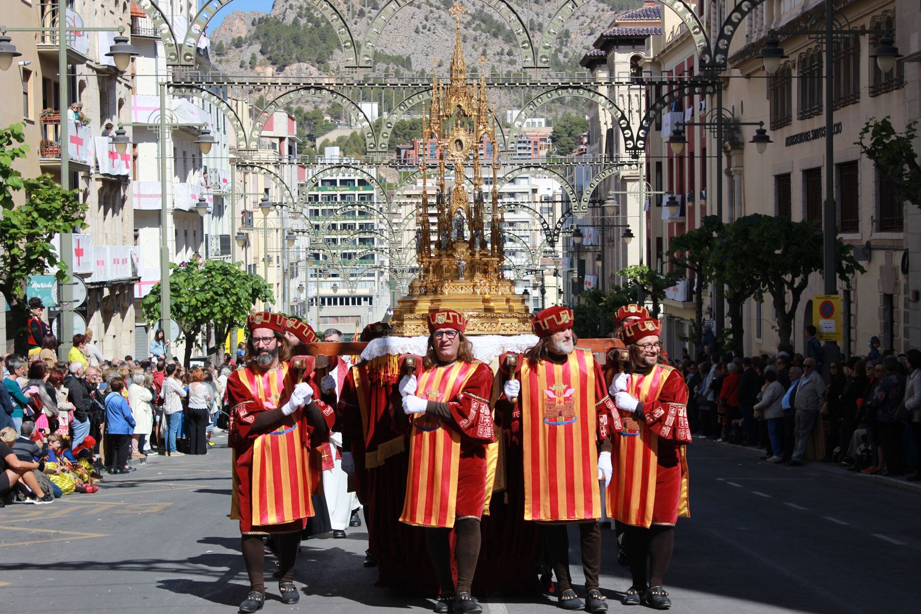La Reliquia de Sant Jordi portada por los festers de la escuadra del Mig de la filà Vascos