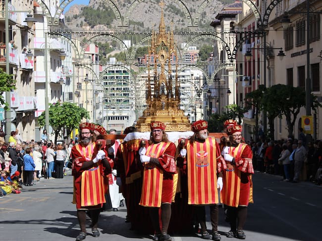 La Reliquia de Sant Jordi portada por los festers de la escuadra del Mig de la filà Vascos