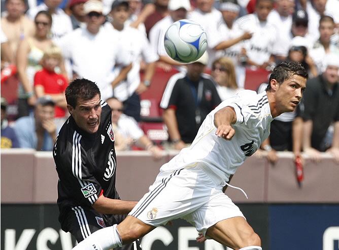 Ronaldo intenta hacerse con un balón cerca del área