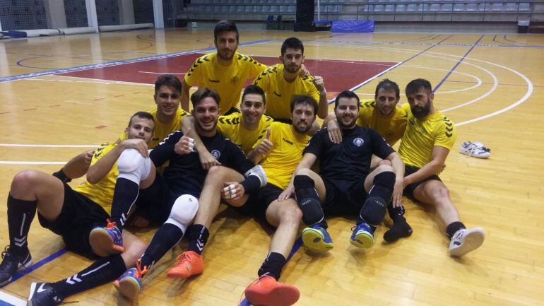 Los jugadores del Nueva Elda F. S. celebran el triunfo