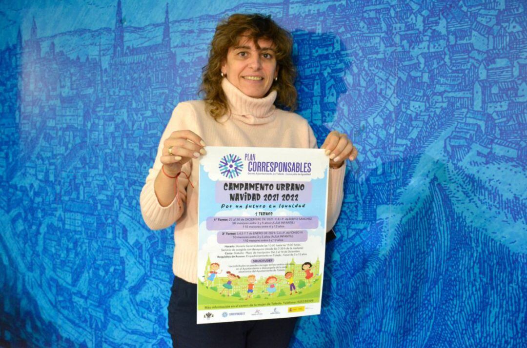 La concejala de Igualdad, Ana Abellán, con el cartel del primer campamento urbano que se desarrollará en la ciudad durante el periodo vacacional de Navidad