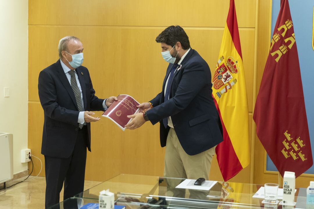 López Miras recibe la Memoria del Consejo Jurídico