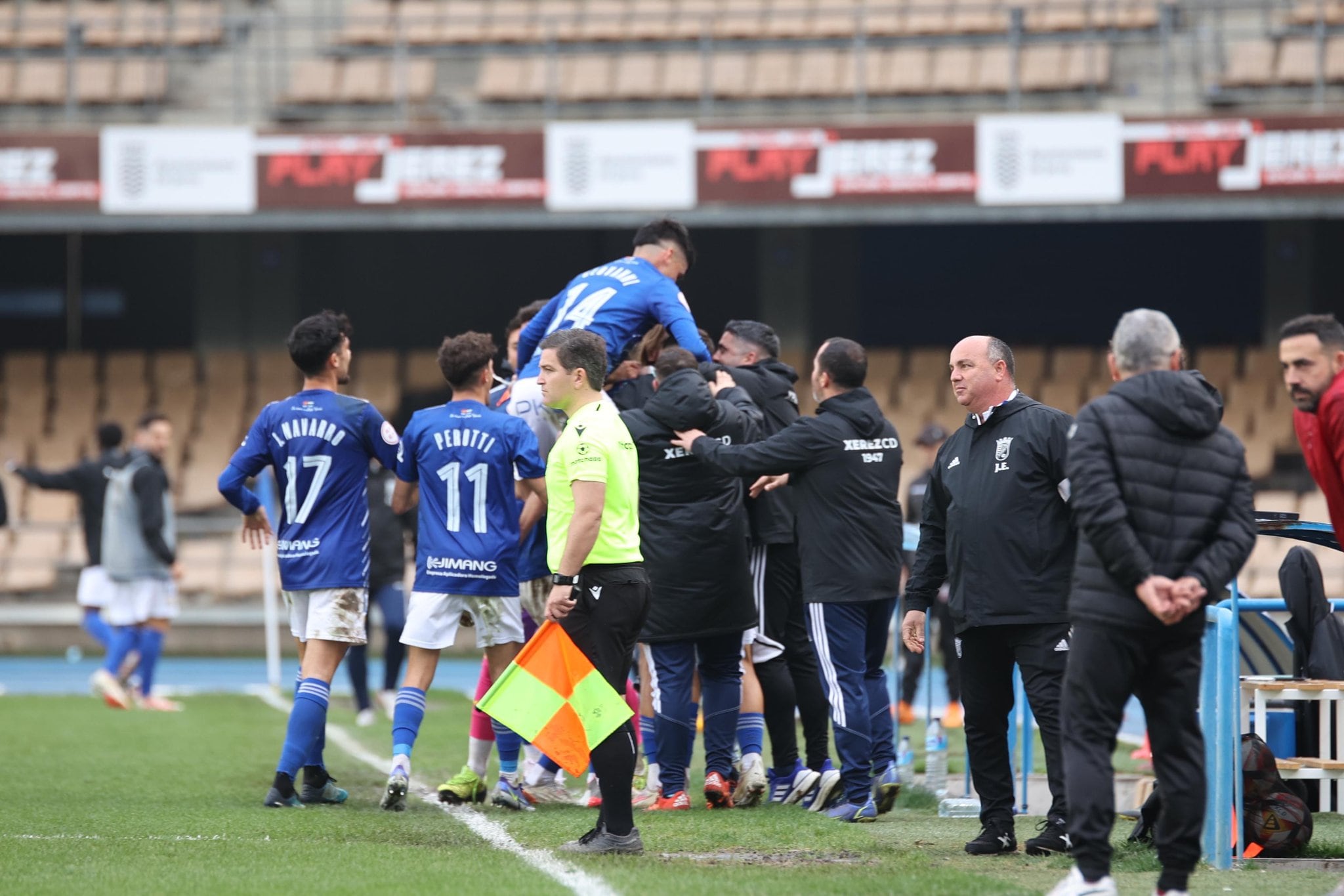 Jugadores del Xerez CD celebrando uno de los goles de Charaf ante el Cabecense