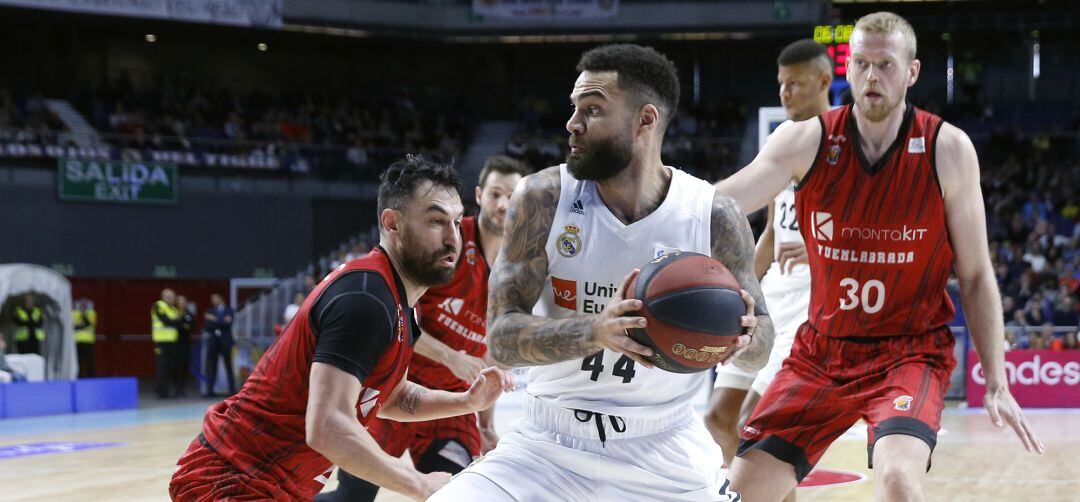 El madridista Taylor (44), defendido por Popovic y Clark (30) en el duelo de este domingo en el Wizink Center.