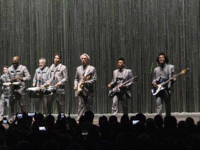 David Byrne junto a su banda en un momento del concierto