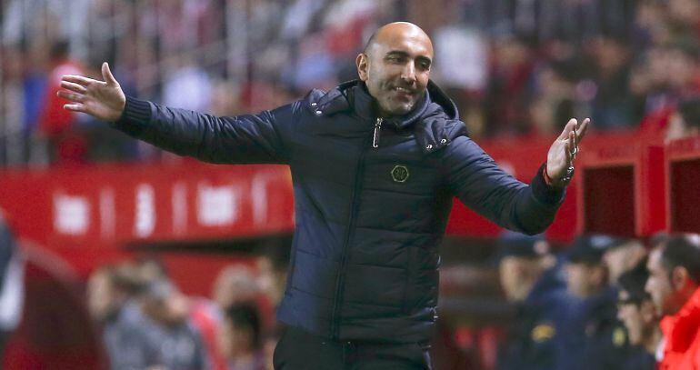 GRA427. SEVILLA. 12-12-2015.- El entrenador del Sporting de Gijón Abelardo Fernández durante el partido de la decimoquinta jornada de Liga en Primera División que se juega esta tarde en el estadio Ramón Sánchez Pizjuán, en Sevilla. EFE-José Manuel Vidal