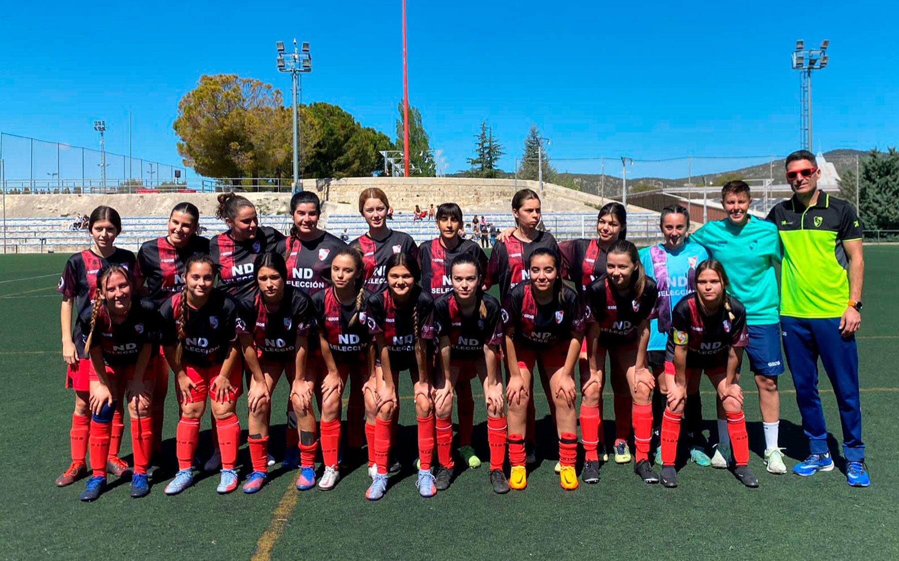 Imagen del sénior femenino del Ciudad de Alcoy de la pasada campaña junto al cuerpo técnico