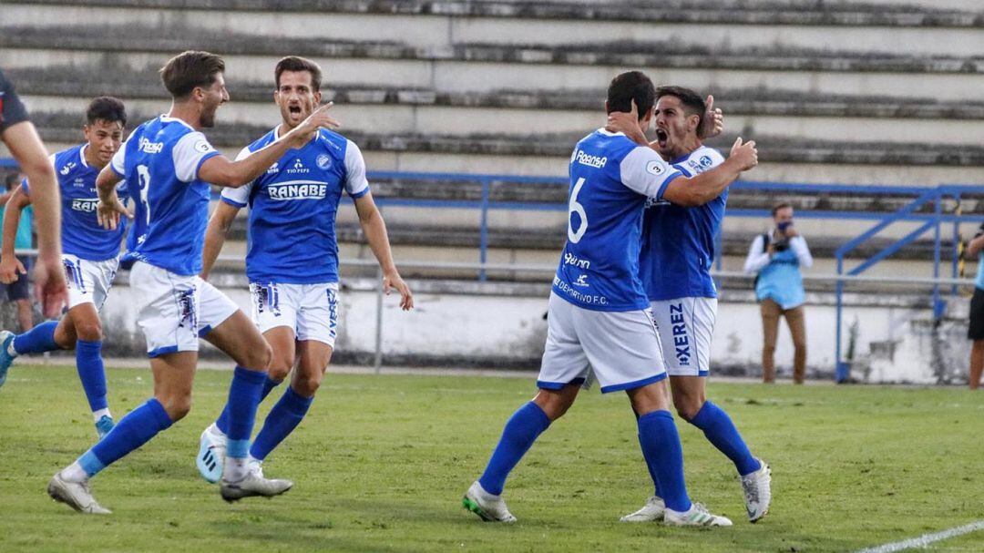 Jugadores del Xerez DFC celebrando el gol de Bruno