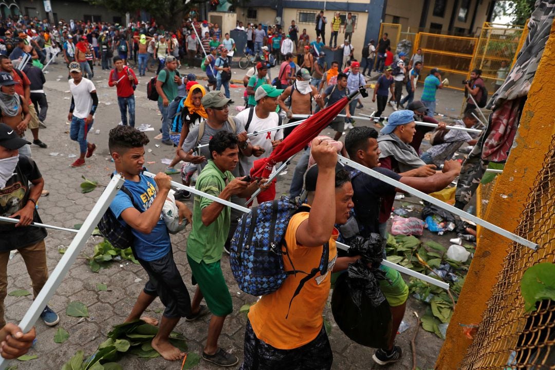 La caravana de migrantes cruza la valla en Guatemala