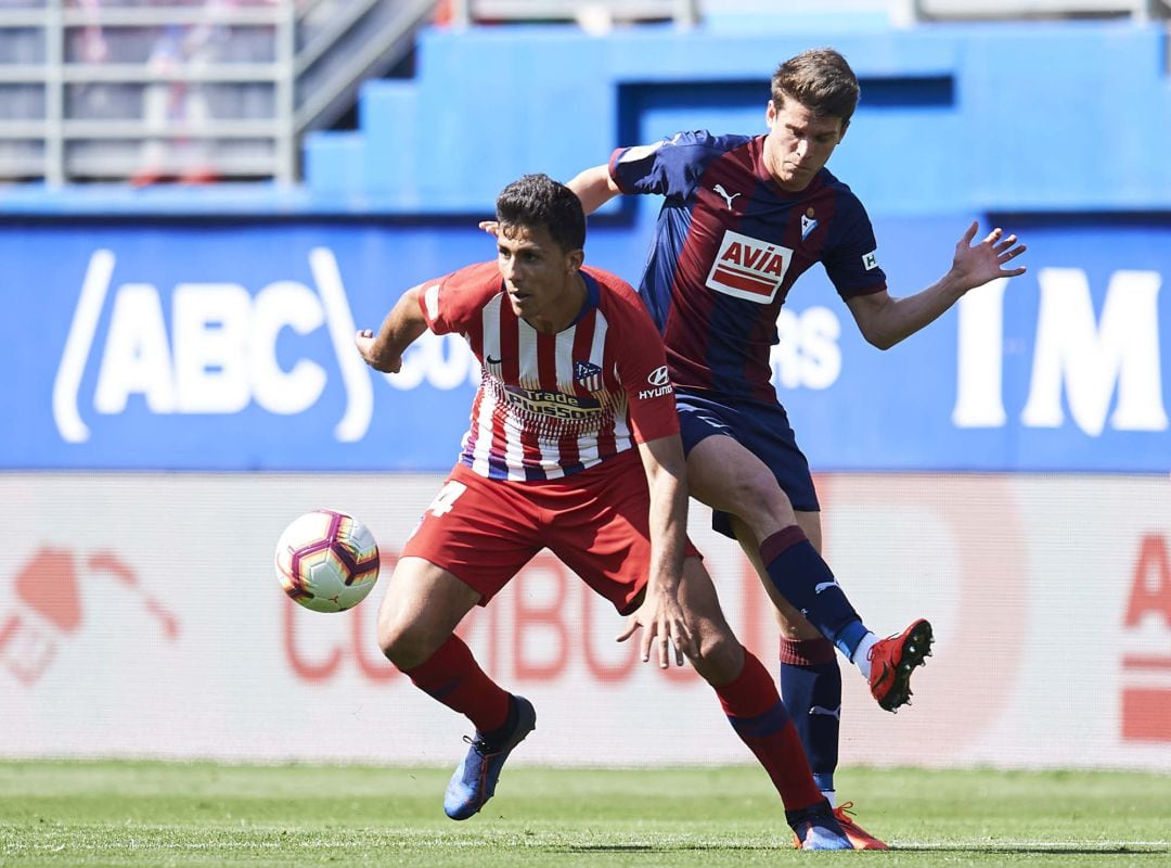 Rodrigo, en el partido entre el Atlético y el Eibar.