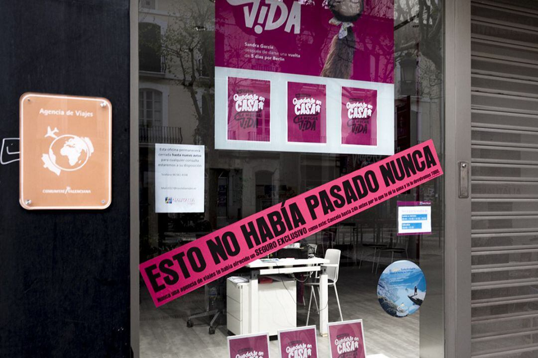 Escaparate de una agencia de viajes en Gandia 