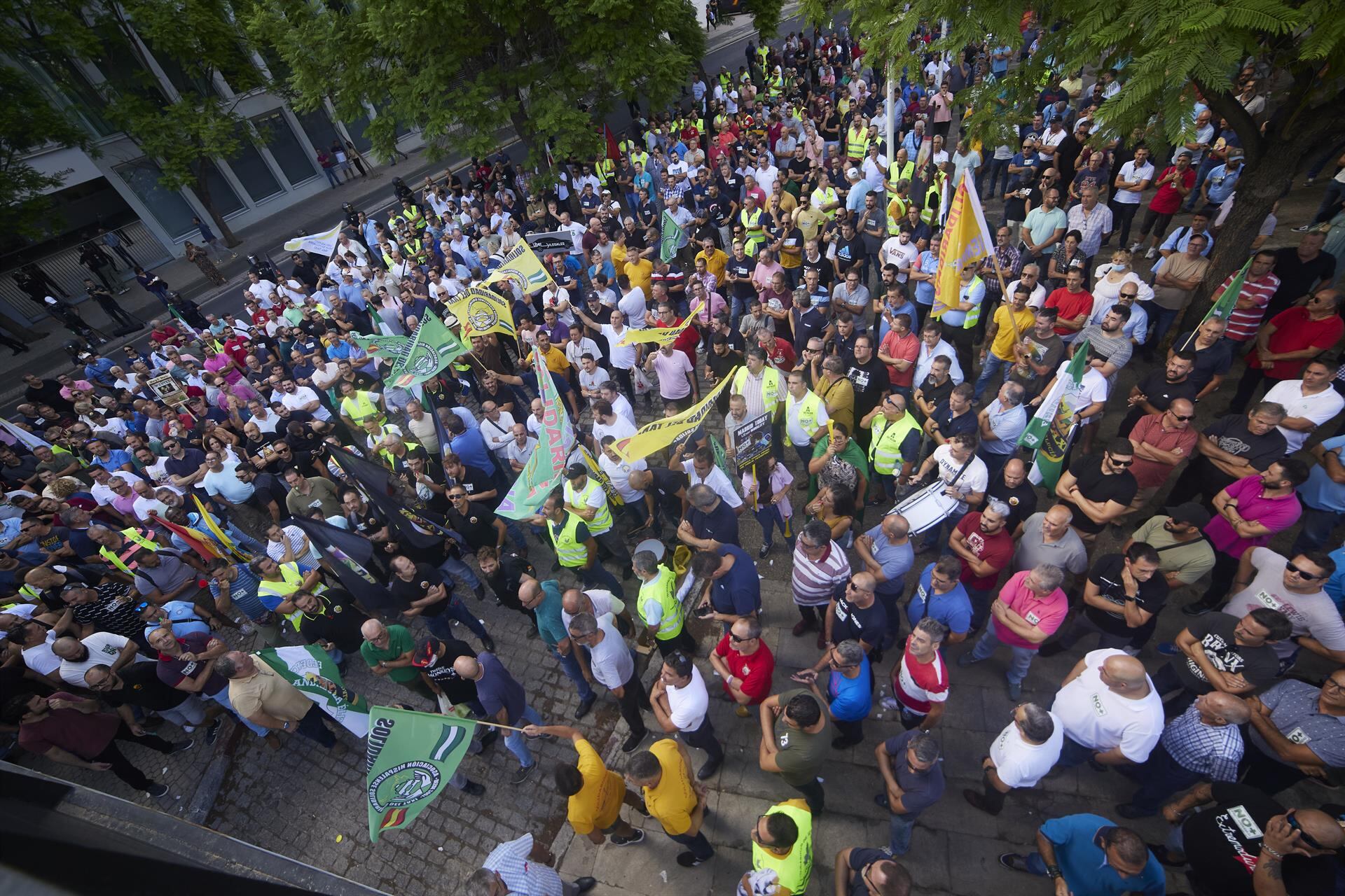 Detalle de los manifestantes durante la nueva concentración de taxistas frente a la Consejería de Fomento contra la regulación que prepara la Junta para los VTC/Joaquín Corchero