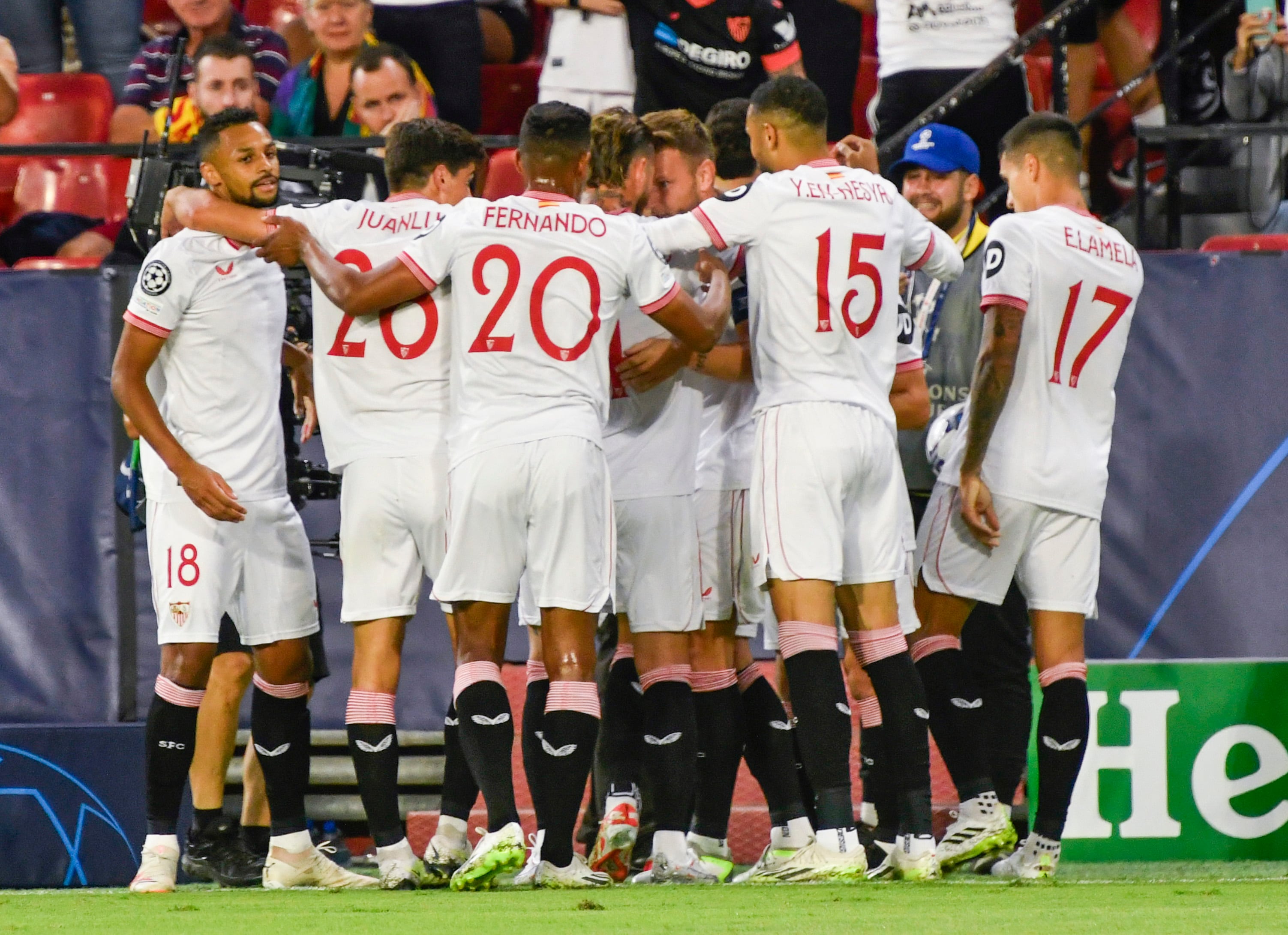 SEVILLA, 20/09/2023.- Los jugadores el Sevilla celebran el 1-0 durante el partido del grupo B de la Liga de Campeones entre Sevilla FC y RC Lens, este miércoles en el estadio Sánchez Pizjuán, en la capital hispalense. EFE/ Raúl Caro
