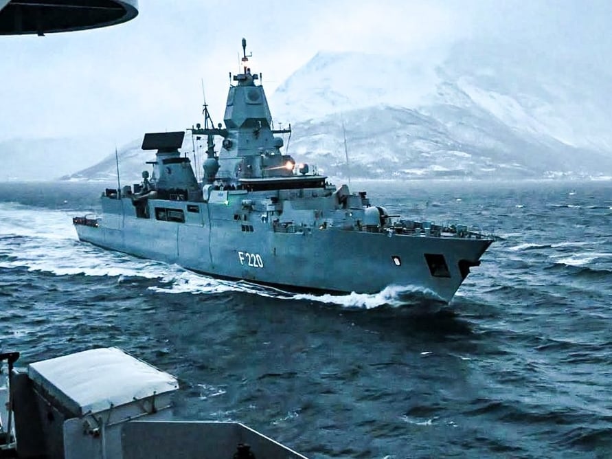 Fotografía facilitada por el Comando Marítimo de la OTAN que muestra dos embarcaciones de las fuerzas navales de la OTAN durante unas maniobras para asegurar la operatividad en las duras condiciones del extremo norte en el Ártico.