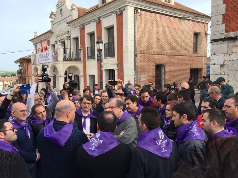 El Presidente Juan Vicente Herrera atiende a los trabajadores de Made en Villalar