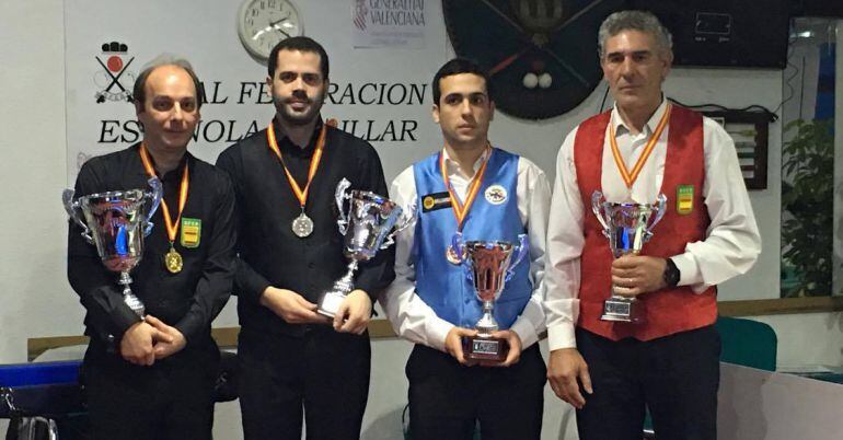 David Zapata, tercero por la izquierda, tras lograr la medalla de bronce