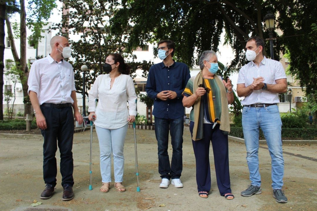 Valero junto a miembros de IU.