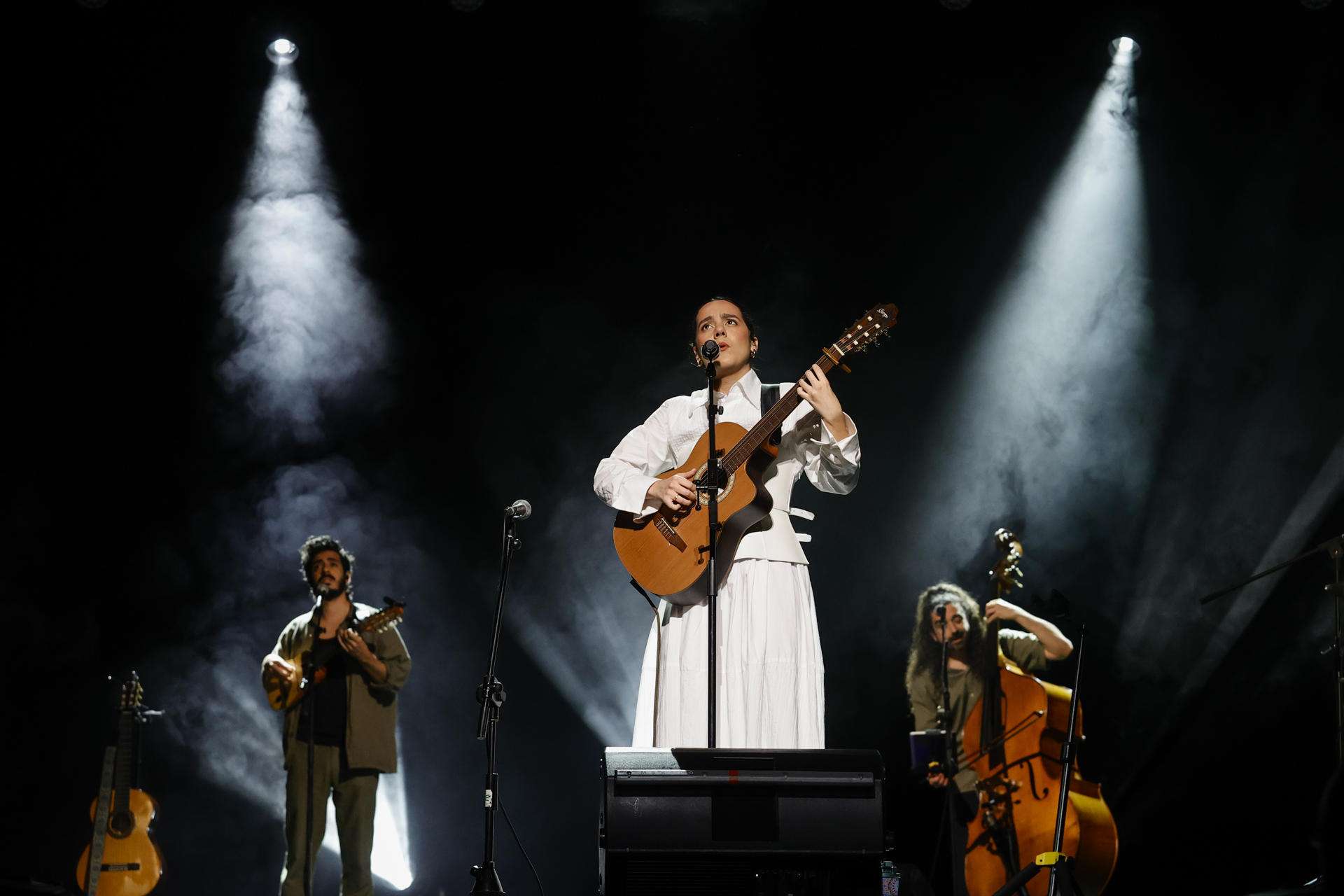 La aventura introspectiva de "Con cariño y con cuidado" dio el salto de álbum musical a gira, con un puñado de conciertos pendientes para su desenlace y con una parada para Valeria Castro en el teatro Jofre de Ferrol. EFE/Kiko Delgado.