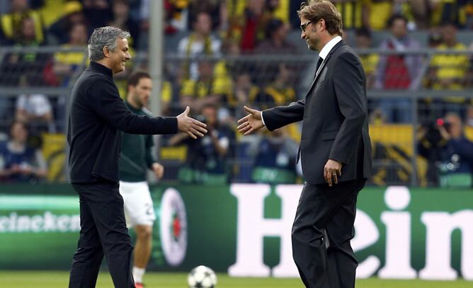 El entrenador del Borussia de Dortmund y el del Real Madrid se saludan amistosamente antes del partido