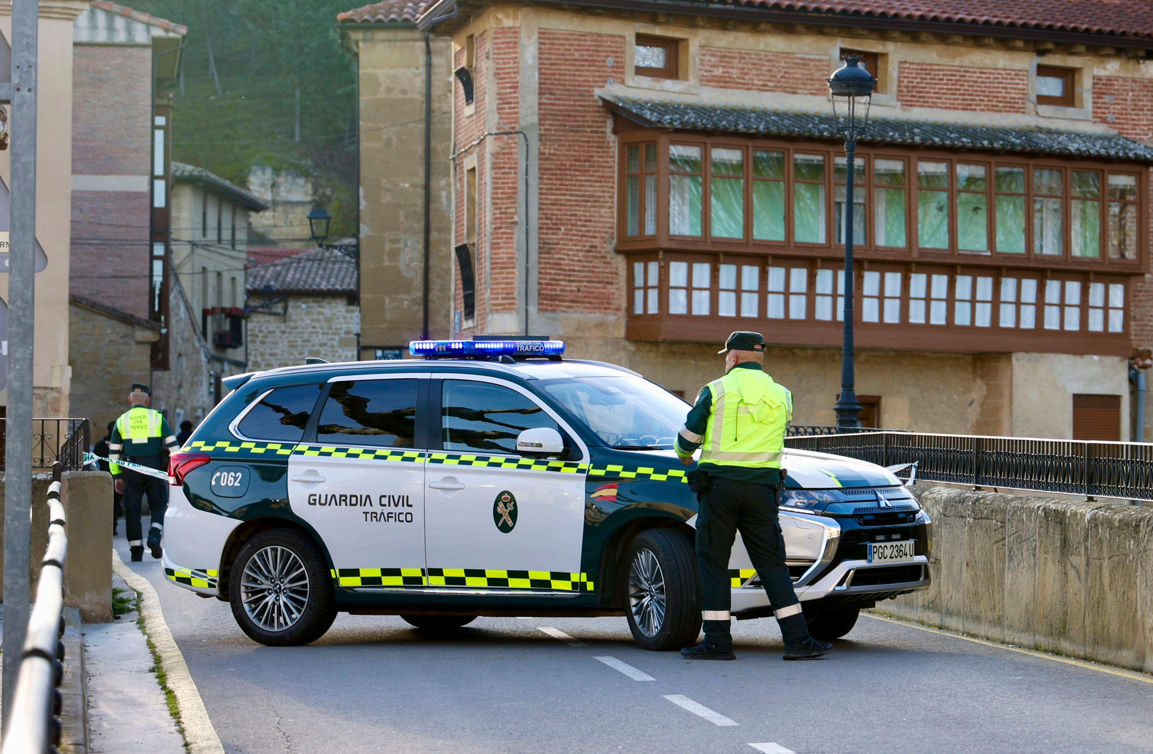 CUZCURRITA DE RÍO TIRÓN, 26/01/2024.- La Guardia Civil, junto a los dos presuntos asesinos de Guillermo Castillo, realizan este viernes una reconstrucción de los hechos que terminaron con la vida del conocido hostelero riojano, Guillermo Castillo el 2 de mayo del pasado año. EFE/ Raquel Manzanares
