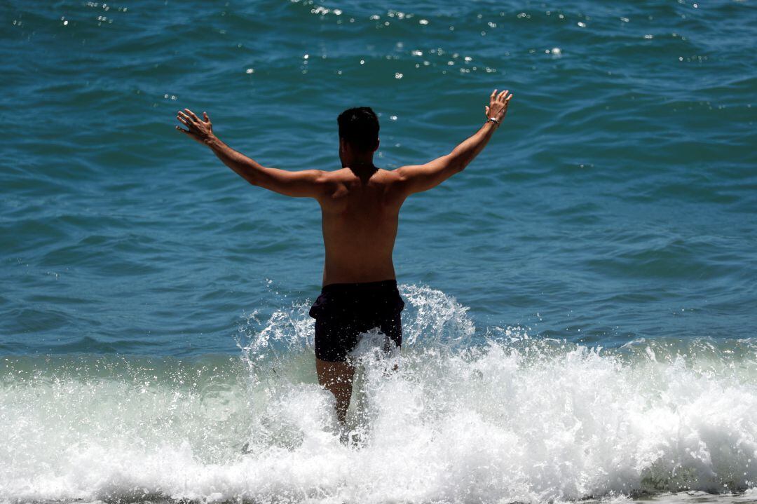 Un ciudadano se baña en las playas de la Costa del Sol