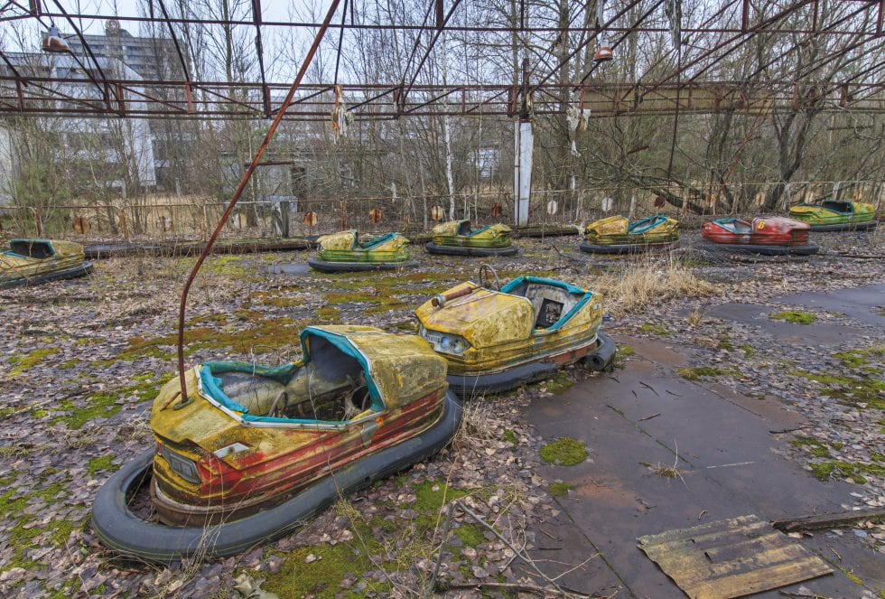 Coches de choque en el parque de juegos en Pripyat, abandonado después del accidente de Chernobyl