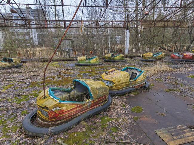 Coches de choque en el parque de juegos en Pripyat, abandonado después del accidente de Chernobyl